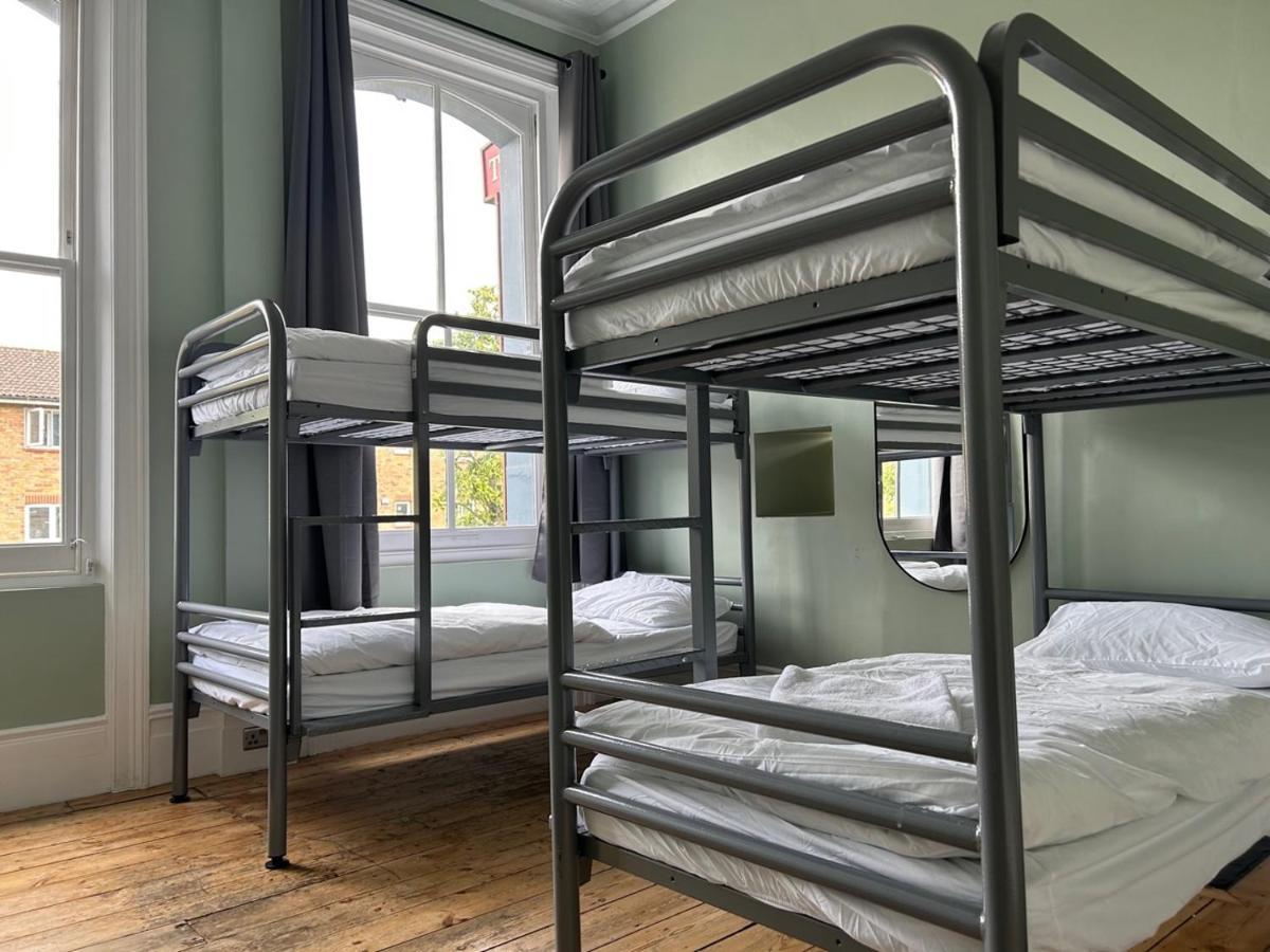 Cricketers Hostel Лондон Экстерьер фото