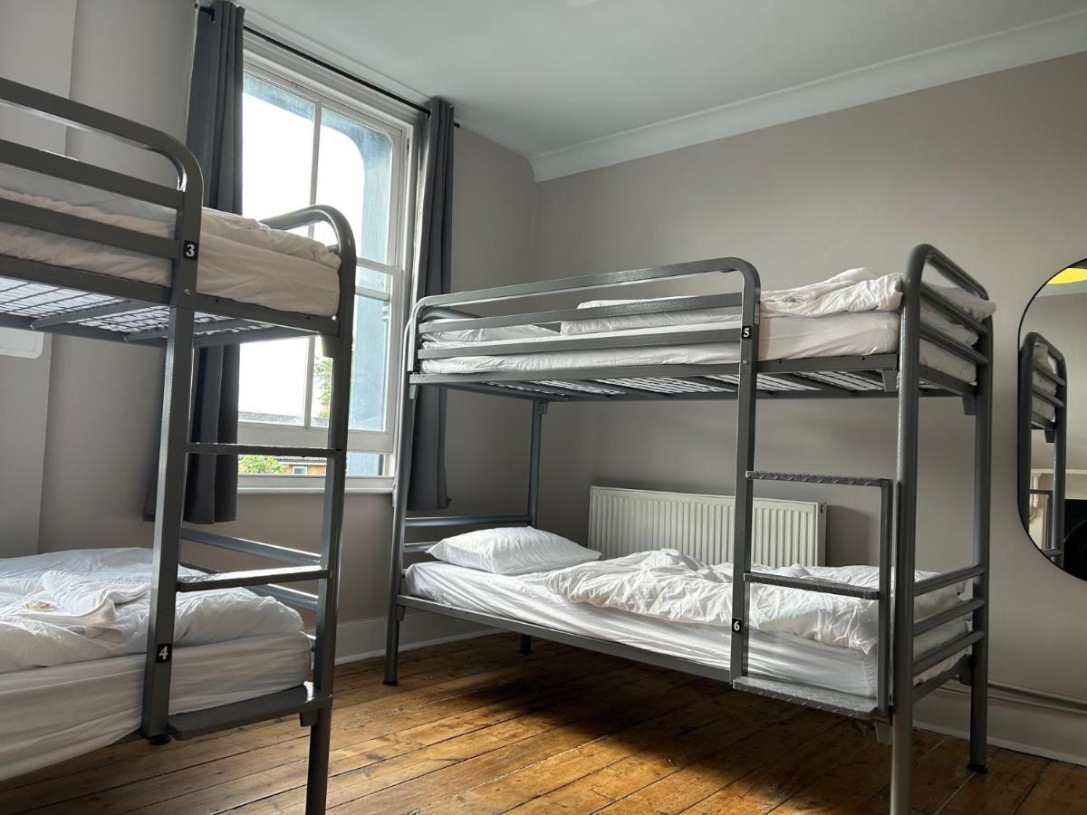 Cricketers Hostel Лондон Экстерьер фото