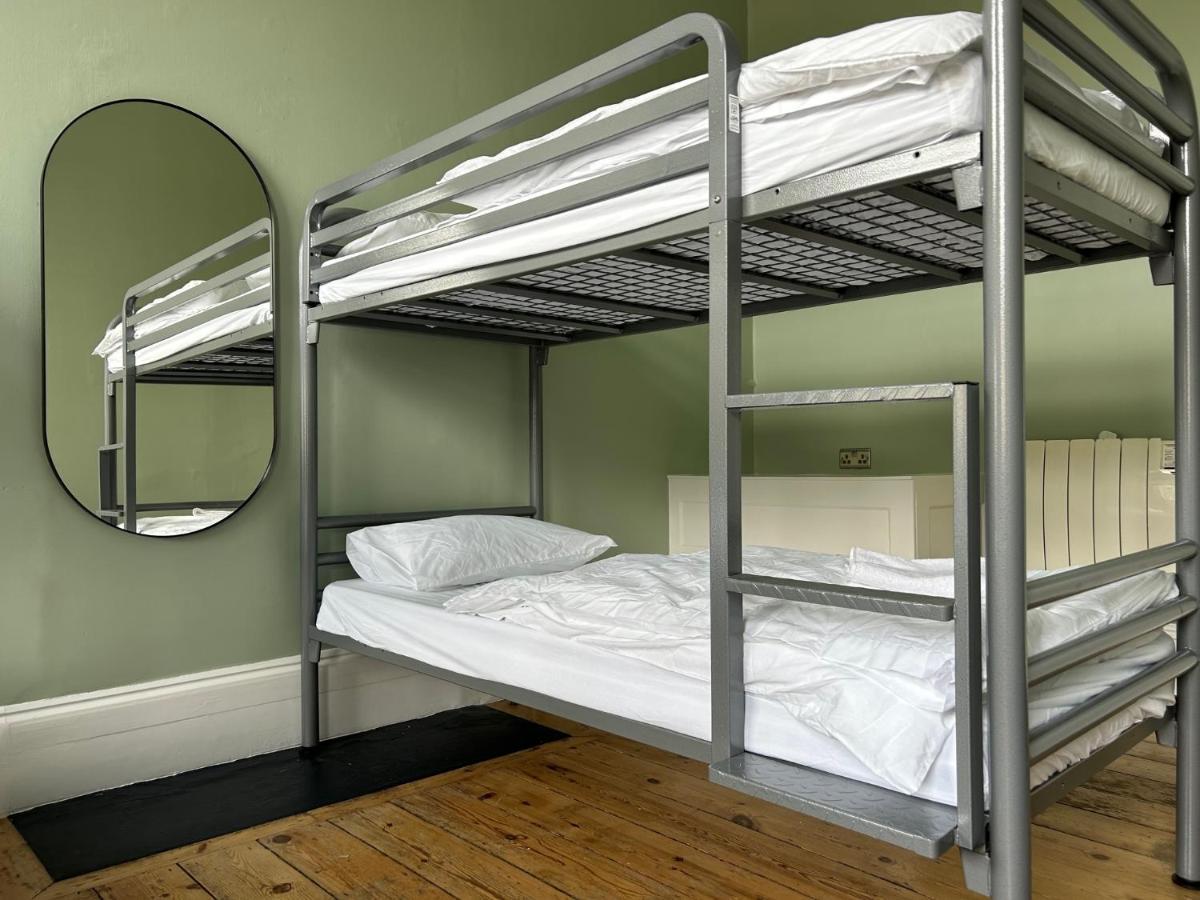Cricketers Hostel Лондон Экстерьер фото