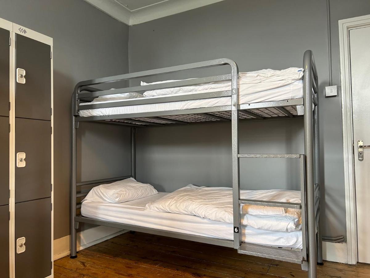 Cricketers Hostel Лондон Экстерьер фото